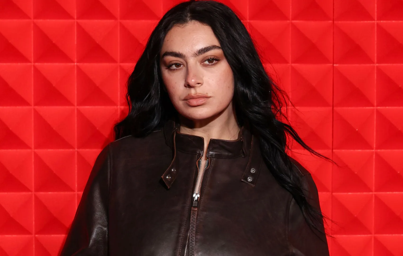Gótikus popvihar: Megjelent Charli XCX új albuma