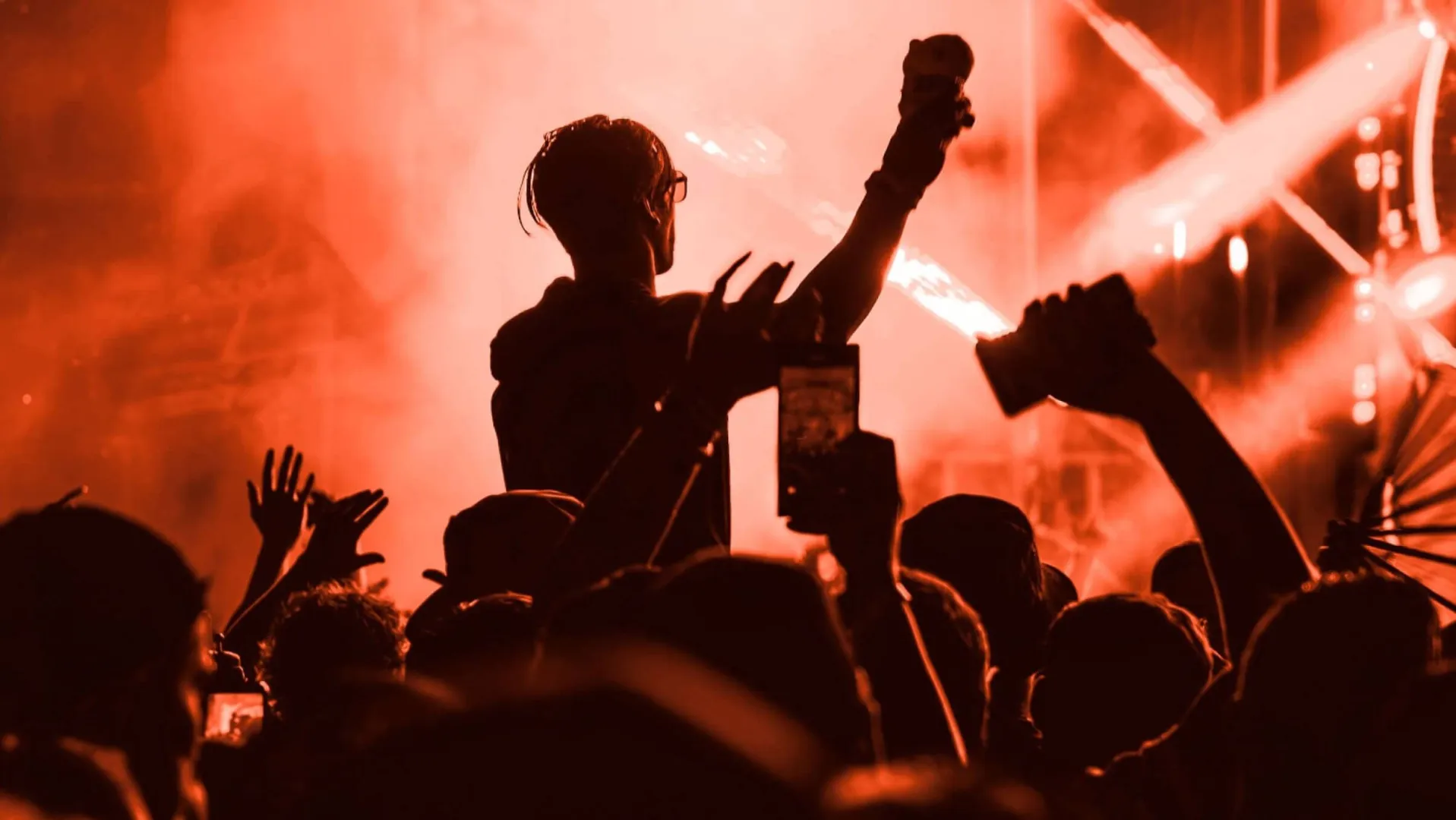 Intim koncertélmények, nappali bulik, sajt-rave: ezek az új szórakozási trendek | Dalszerző