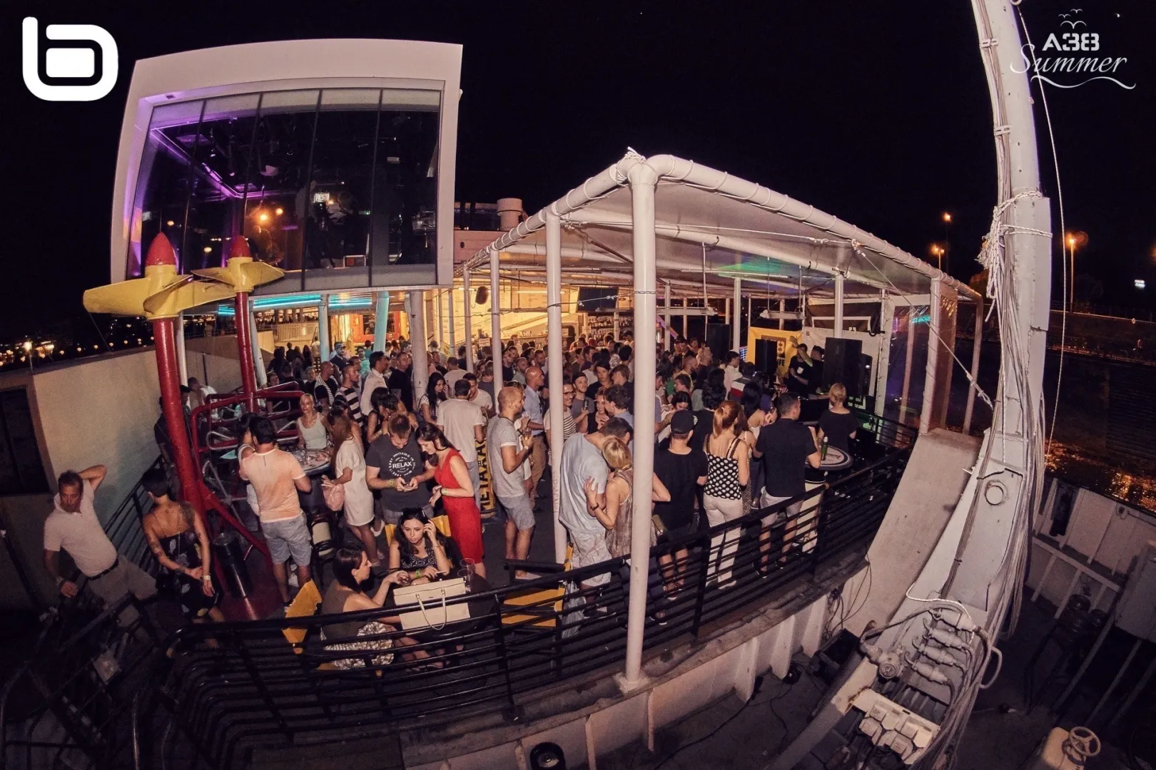 Itt az open air ideje – visszatértek a naplementés elektronikus programsorozatok a Hajóra!
