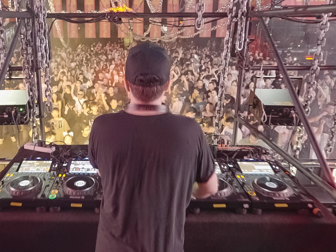 Jay Lumen Kínában rázta fel a hangulatot a techno jegyében!