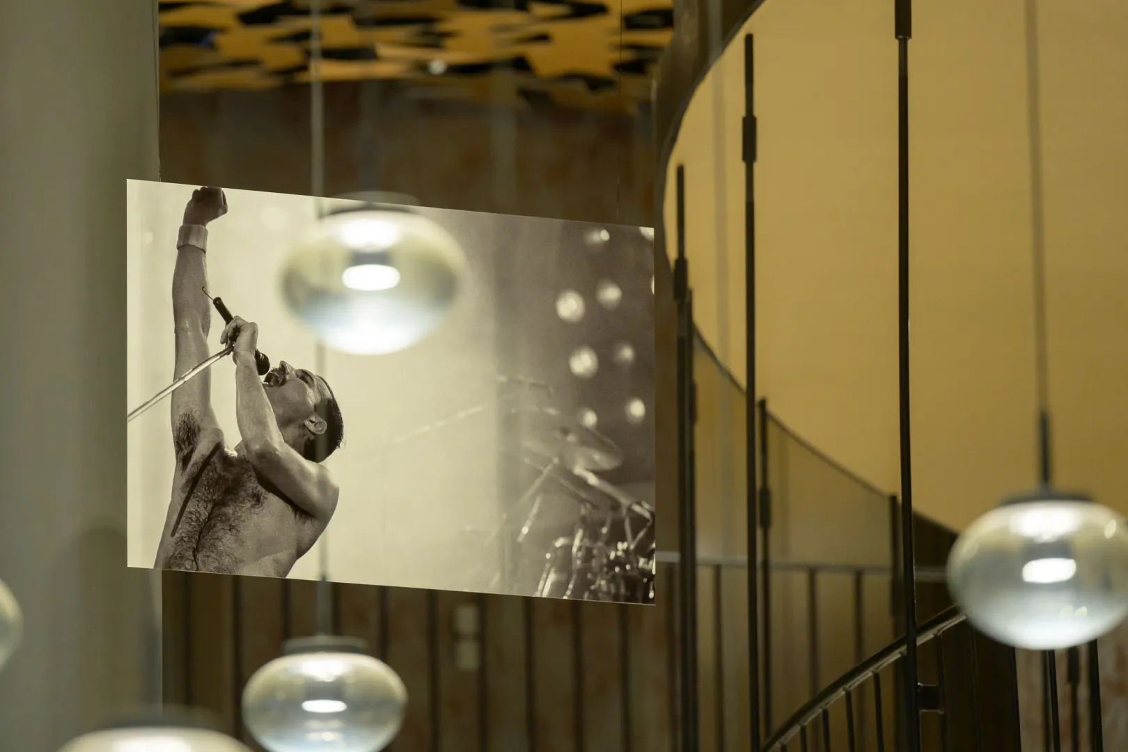 Kiállítás nyílt a punk-rock ikonok kedvenc fotósának képeiből – Denis O’Regan képei a Zene Házában