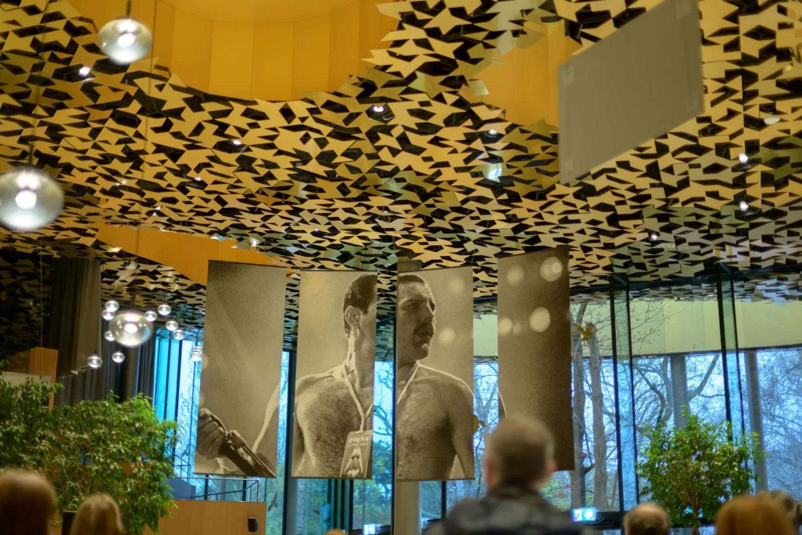 Kiállítás nyílt a punk-rock ikonok kedvenc fotósának képeiből – Denis O’Regan képei a Zene Házában