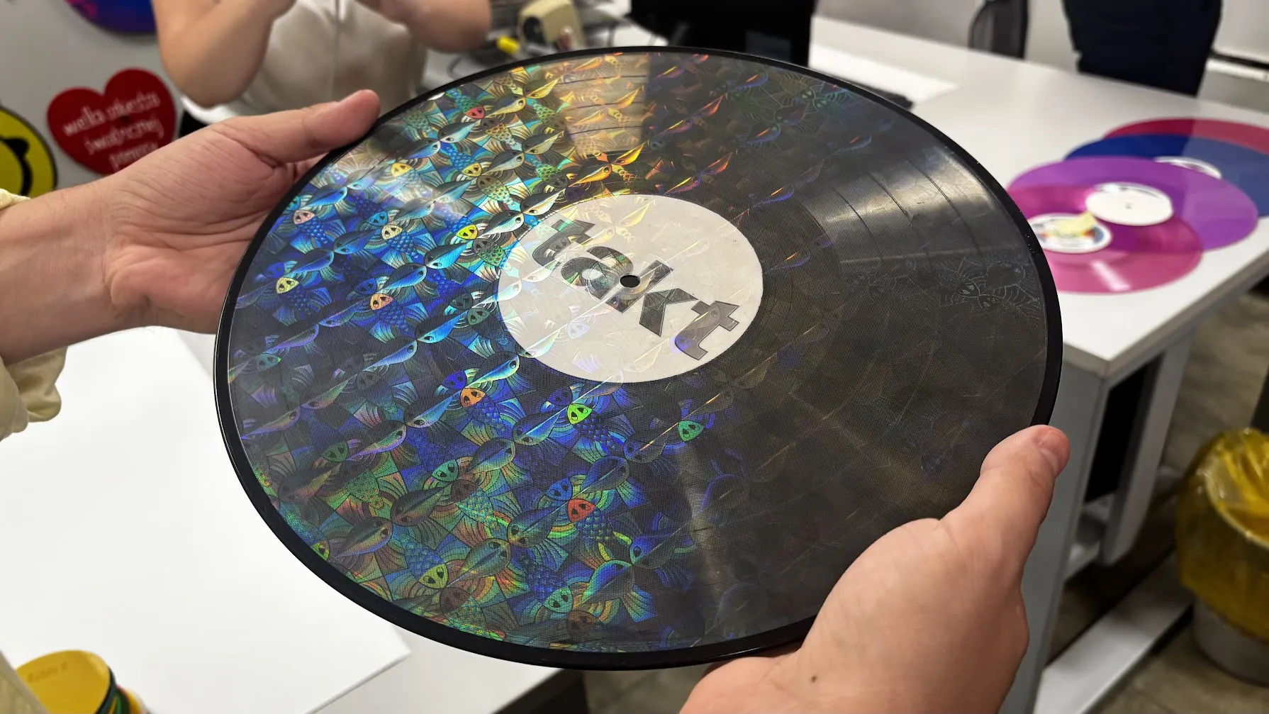 Megnéztük Lengyelország legnagyobb hanglemezgyárát – ilyen belülről a TAKT vinilbirodalma