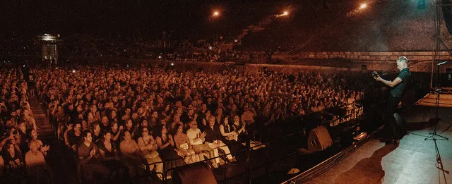 Minden a forrásnál indul – Bryan Adams pompeji „Bare Bones” koncertjén
