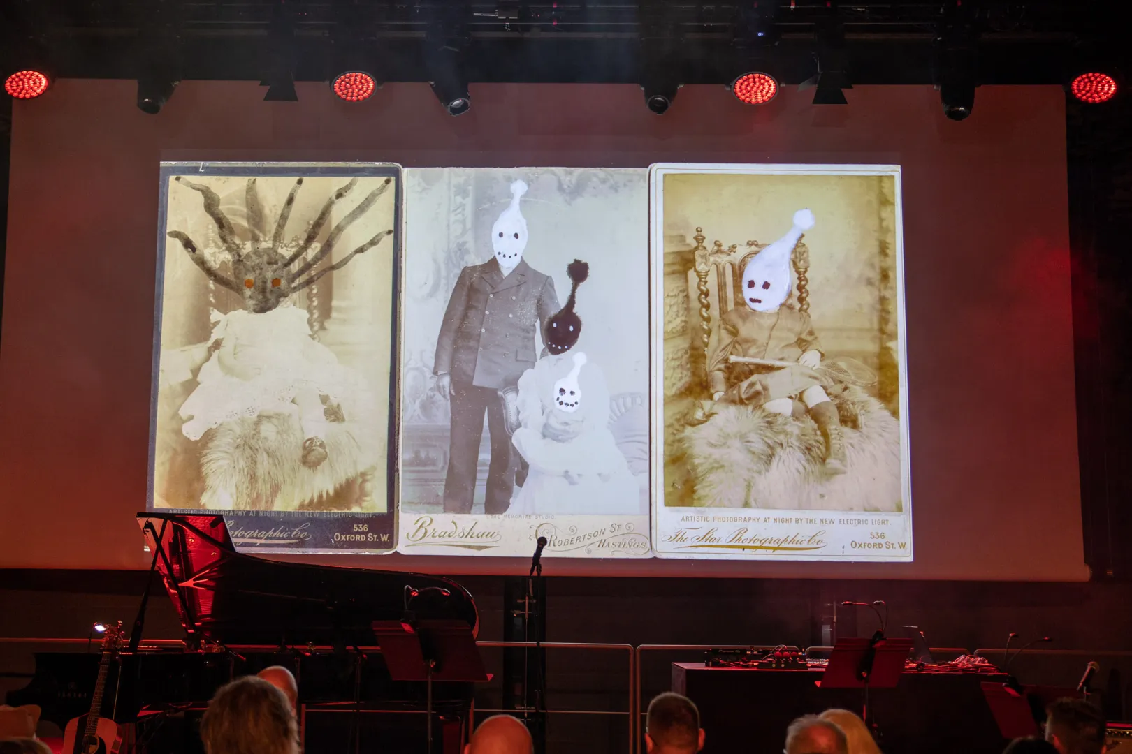 Négy évtizednyi apokalipszis élőben – ilyen volt a Current 93 a Magyar Zene Házában