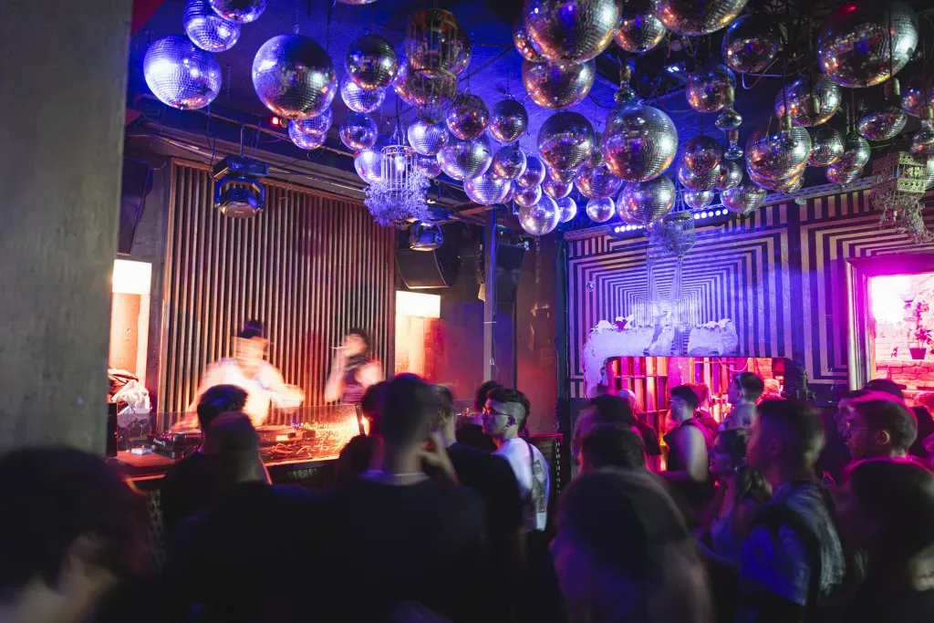 Négy napos záróbulival búcsúzik a berlini Renate