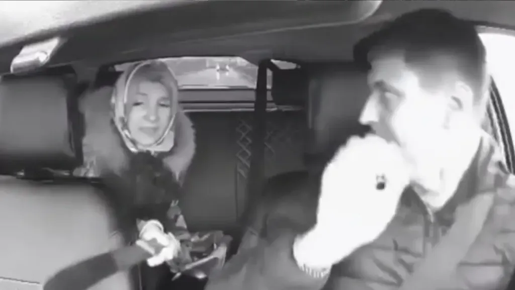 Nem tetszett az utasnak a techno: machetével támadt a nő a taxisofőrre