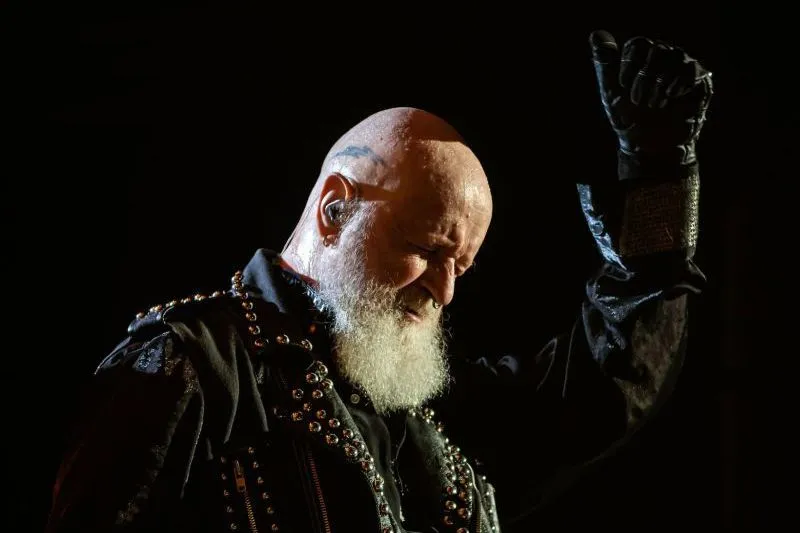 Rob Halford énekli az Accept kultikus dalát