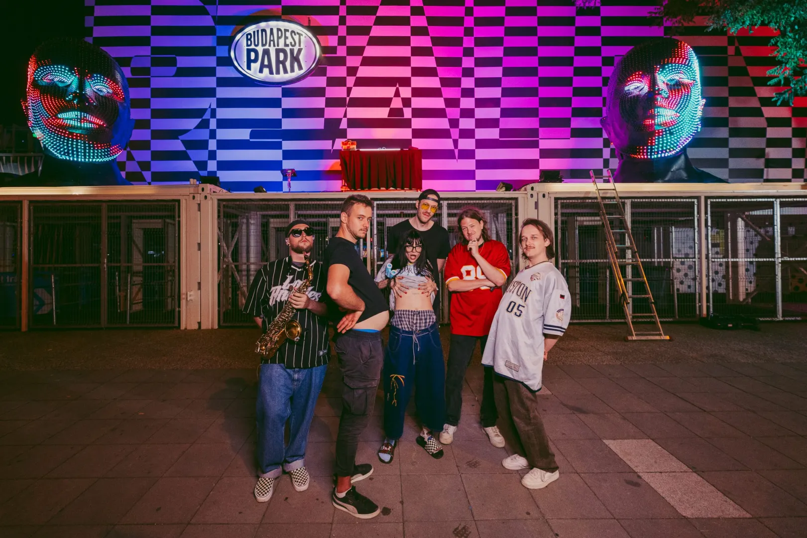 Sisi és zenekara megmászta a Budapest Parkot – Itt a Civil Nihil live session