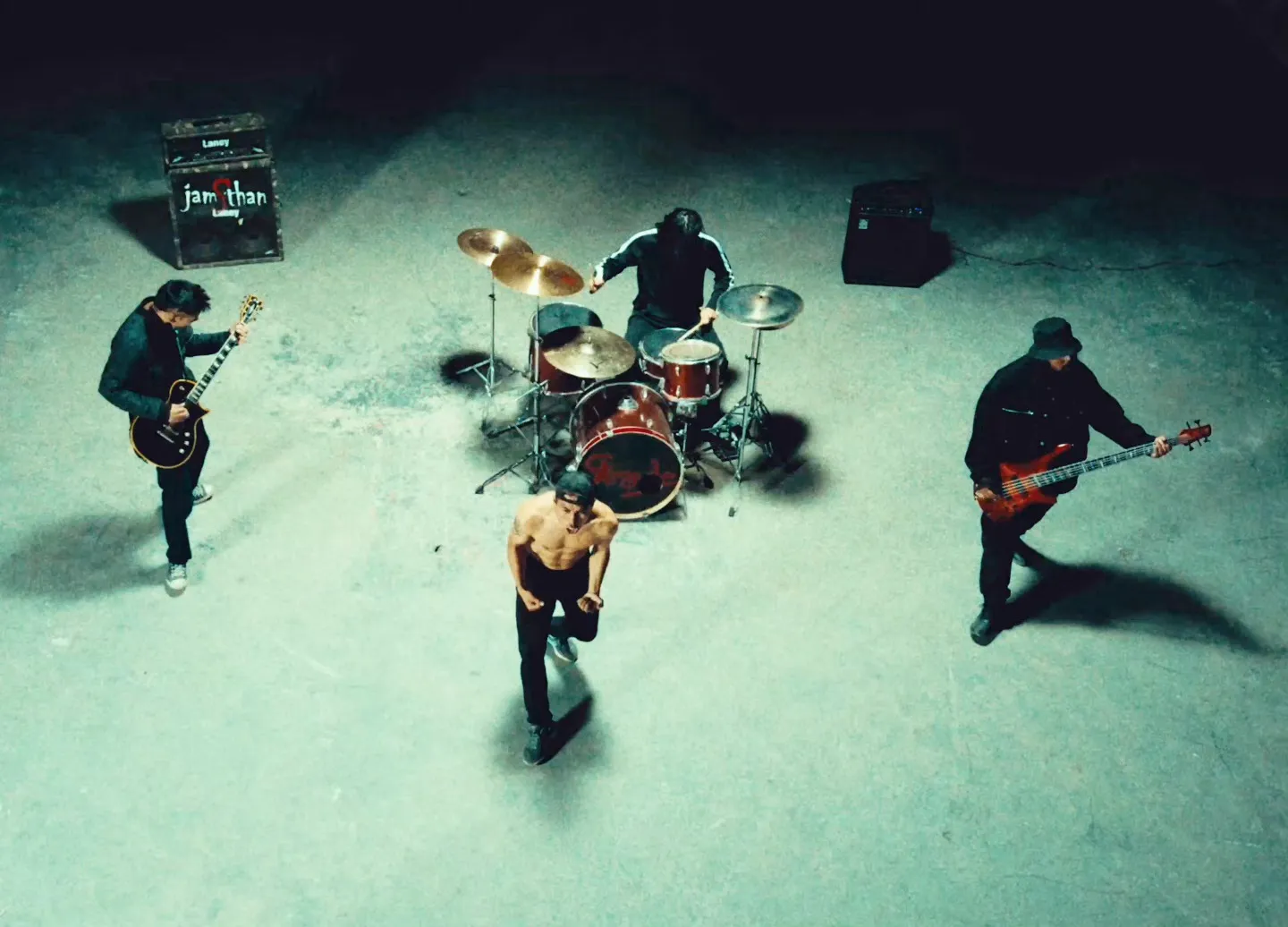 Strangle - Őrült világhoz őrült filmzene