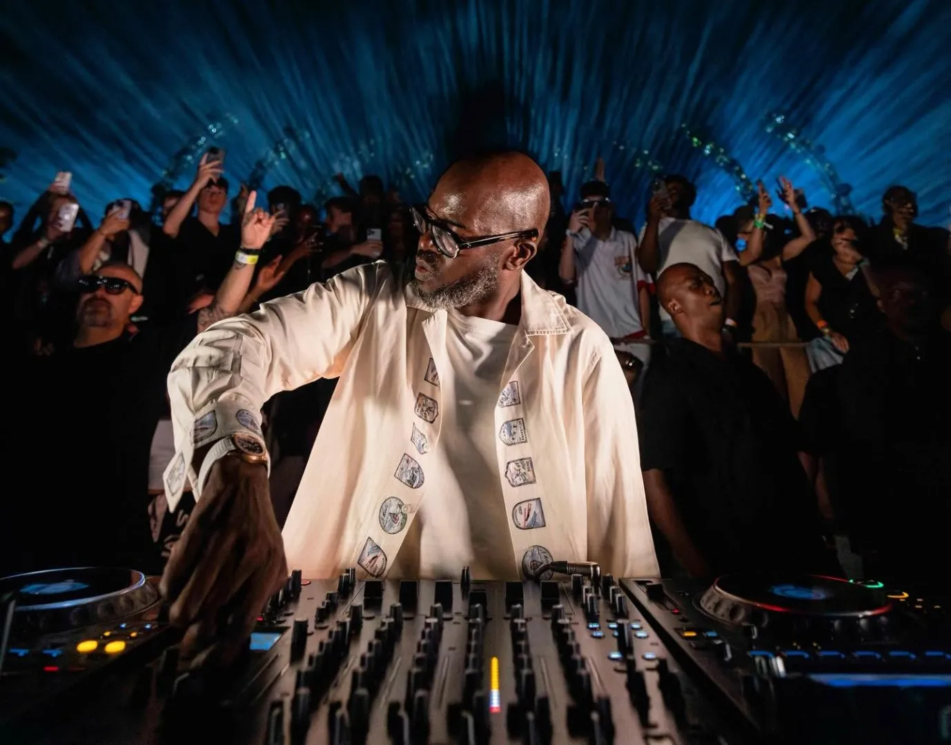Sziget a Budai Várban: Black Coffee pénteken az Oroszlános Udvarban játszik