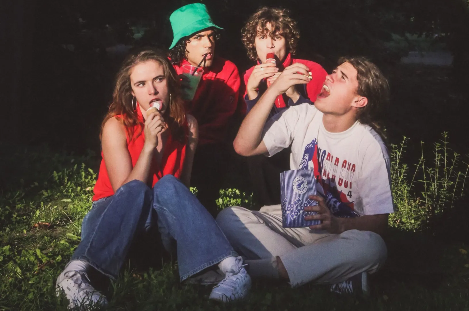 Szökik a vőlegény! Lovas Juci esküvői ruhában rohanja végig Budapestet a Frász új klipjében