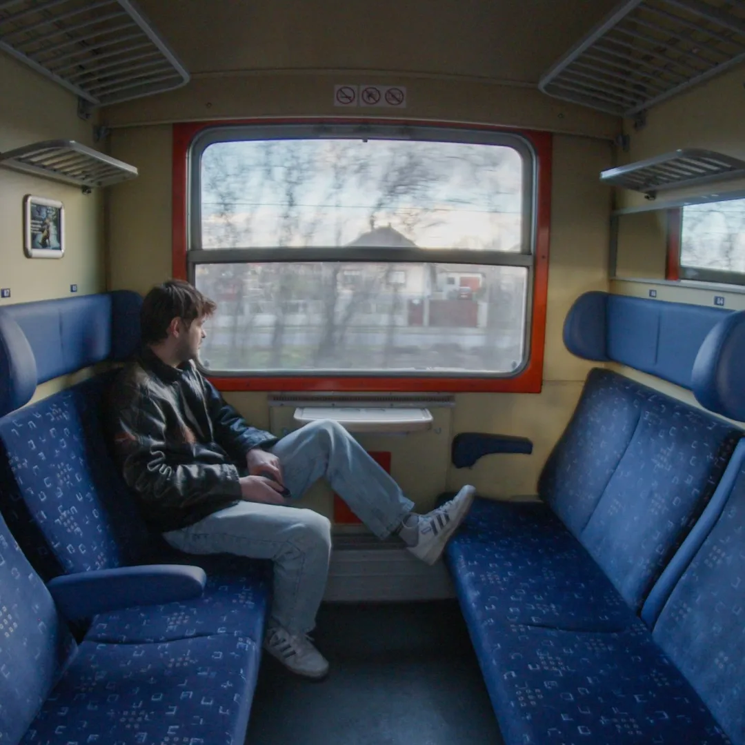 Szürreális utazás egy magyar vonaton – itt a Duckshell új klipje, a Blicc