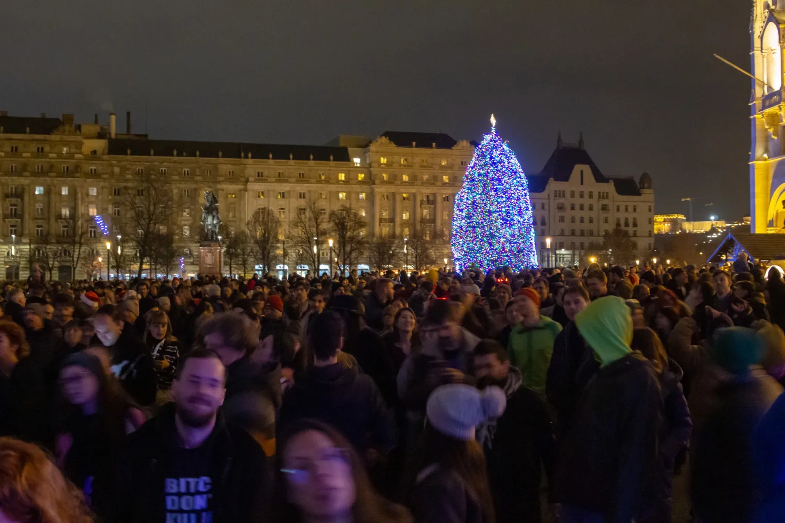 Tánccal a szabadságért - A drogellenes háború túlkapásai ellen tüntettek a Kossuth téren