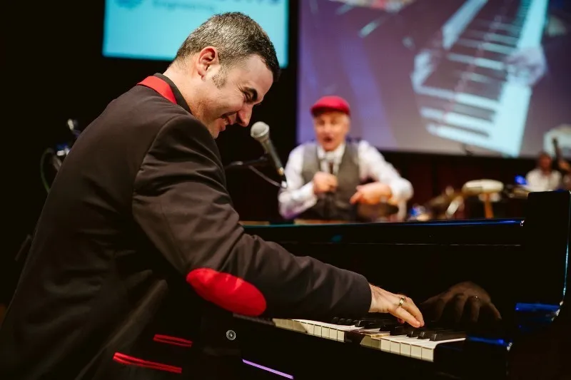 Virtuóz boogie woogie és négykezes zongorapárbajok – országos turnéra megy a Boogie Show